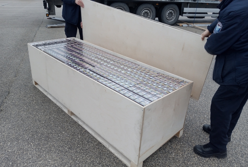 Митничари и гранични полицаи откриха 17 370 кутии 347 400