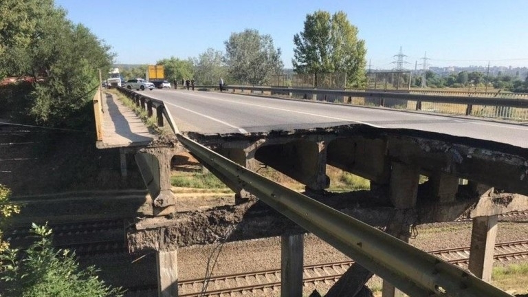 Част от автомобилен мост пропадна в Харков тази сутрин Няма