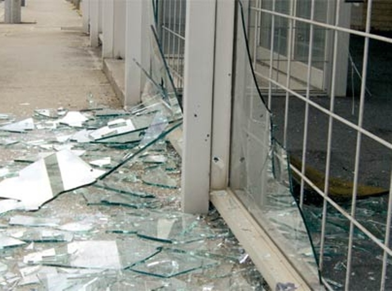 Прозорец на предизборен клуб на партия е бил счупен в