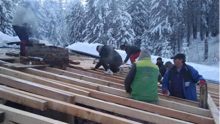 Доброволци възстановяват отнесения от силния вятър покрив на хижа Ком