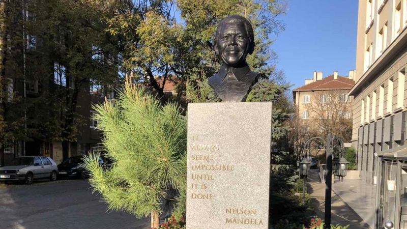 Откриха паметник на южноафриканския президент (1994 - 1999 г.) Нелсън