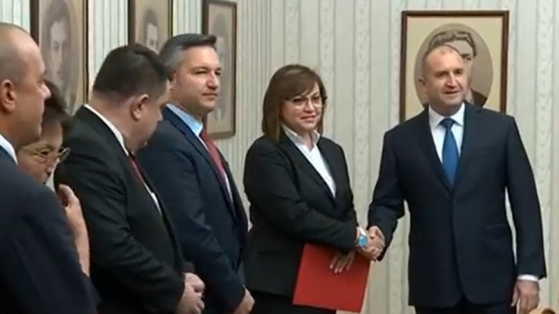 Президентът Румен Радев връчи третия проучвателен мандат за съставяне на