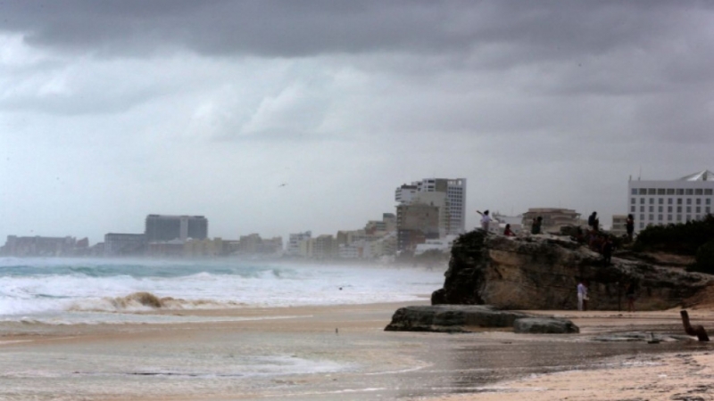 Ураганът Зета удари крайбрежието на Канкун Мексико съобщи Националният център