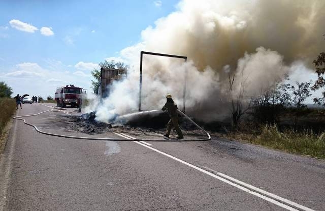 Късо съединение е изпепелило бус на пътя между Лом и