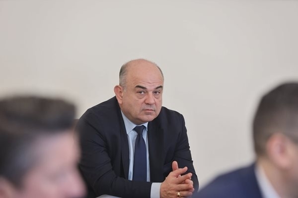 Процесът по въвеждането на еврото върви по план и гладко