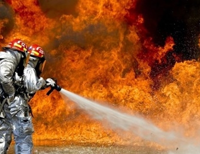 Пожар в изоставен склад в предградие на испанския град Барселона
