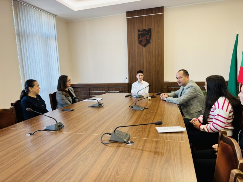 Ученици влязоха в ролята на местни управници във Враца /снимки/