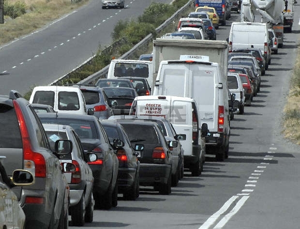 Над 10-километрово задръстване се е образувало на автомагистрала "Тракия" край