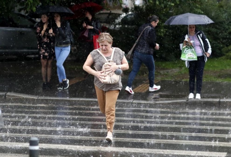 Дъждовете през последните 24 часа причиниха наводнения в редица окръзи