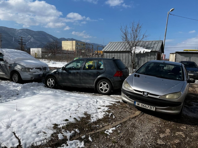 Поредният неграмотник вбеси врачани с наглото си паркиране научи агенция