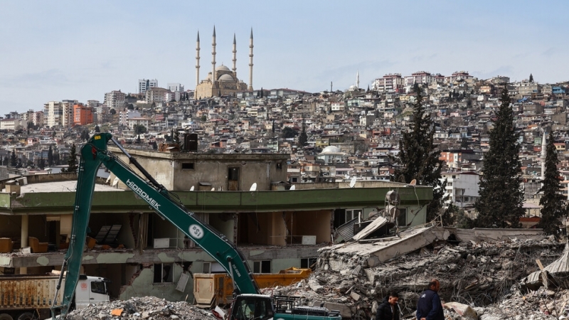 Щетите от катастрофалното земетресение което удари Турция и Сирия миналия