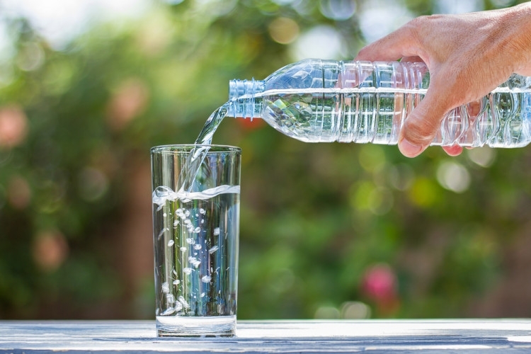 Постоянното пиене на минерална вода крие риск от камъни в