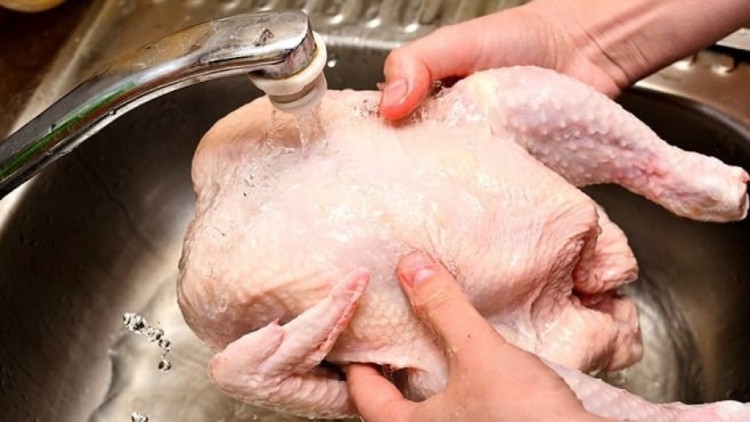 Всеки знае че измиването на храна преди готвене е добър