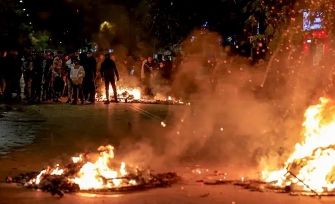 Ожесточени сблъсъци избухнаха снощи между протестиращи и полицията в Солун