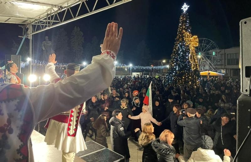 Жители и гости на Враца посрещнаха заедно Нова година /снимки/