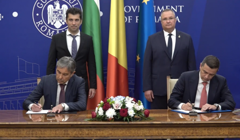 Министър председателят Кирил Петков пристигна в Букурещ където бе посрещнат от