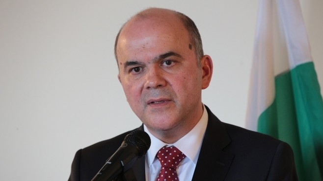 Обсъжда се месечна парична помощ за навършилите пълнолетие хора с