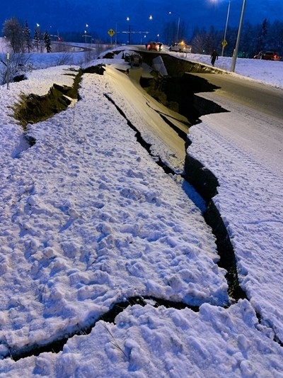 Земетресение с магнитуд 7,0 разтърси Аляска и нанесе сериозни щети