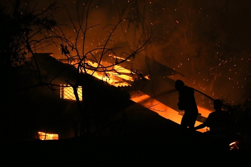 Огнена стихия е опожарила къща в Монтана съобщиха от областната