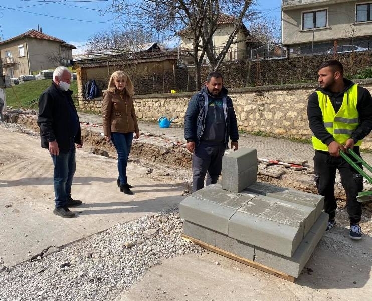 Петя Аврамова провери напредъка в ремонтните дейности на няколко пътни
