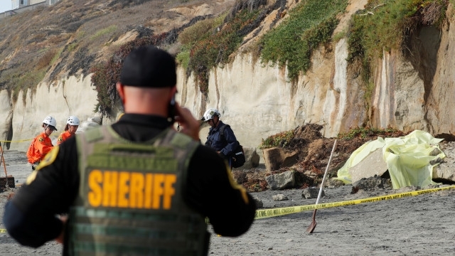 Скален клиф се откърти и рухна върху популярен плаж в