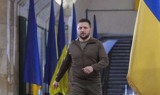 Прословутият масленозелен суитшърт на украинския президент Володимир Зеленски бе продаден