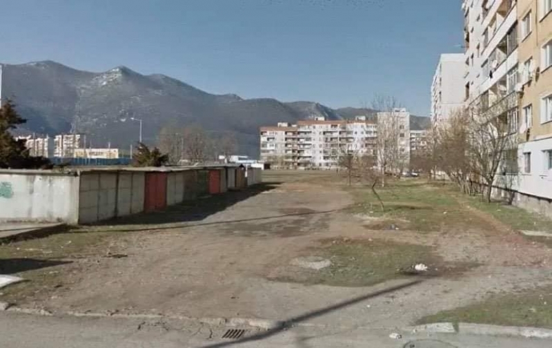 Дейностите по изграждане на паркинг с 51 места при блоковете