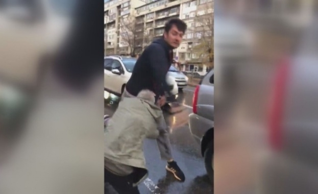 Отново агресия на пътя в столицата шофьор нападна друг