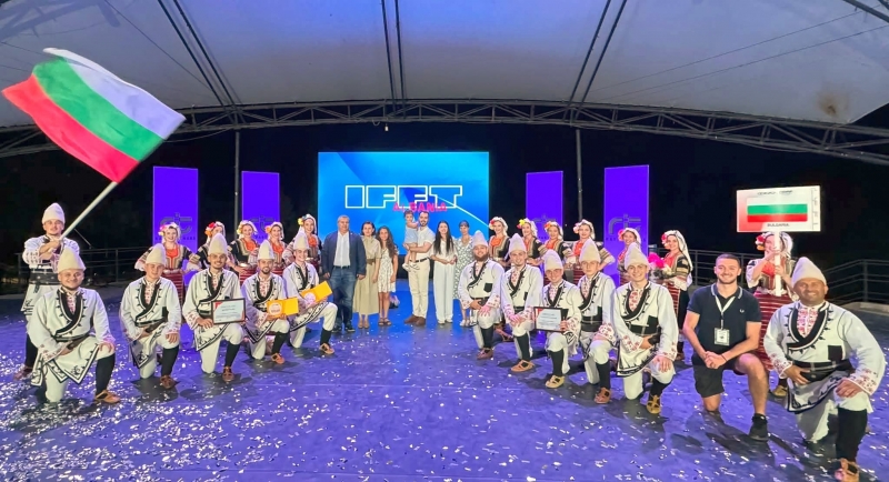 Фолклорен танцов ансамбъл Мездра Ensemble Mezdra спечели две престижни награди