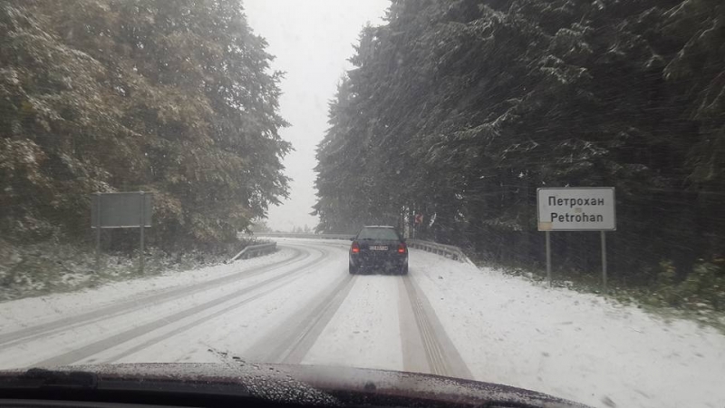 12 машини са почиствали и опесъчавали пътя през прохода Петрохан