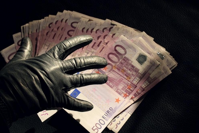 Неизвестен открадна 1000 евро от къща във Вършец съобщиха от