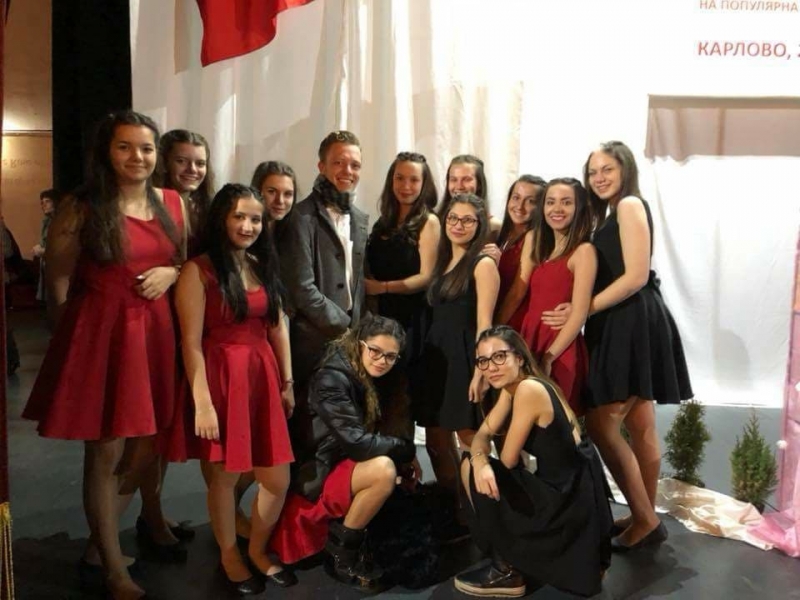 Песента Стоя и чакам на 18 годишната Катерина Еленкова е