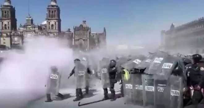 "Зумъри" атакуваха президентския дворец в Мексико /снимки/