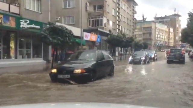 Десетки наводнени жилища в Горна Оряховица след проливния дъжд вчера