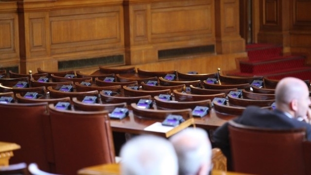 В правилника на Народното събрание да се добави санкция за