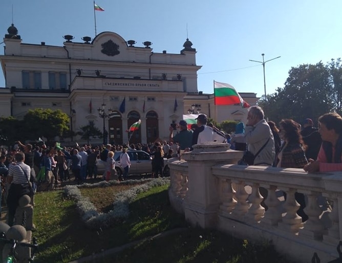 Протестиращите дошли да изпият сутрешното си кафе пред парламента блокираха
