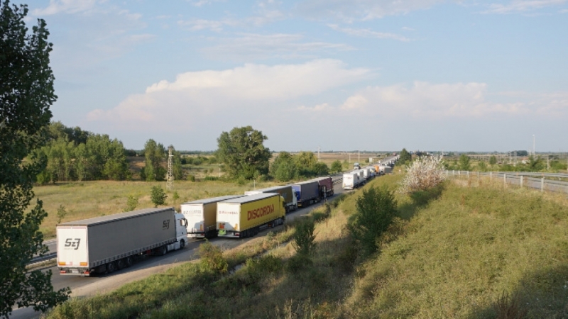 Заради опашките от тежкотоварни автомобили по разпореждане на вицепремиера и
