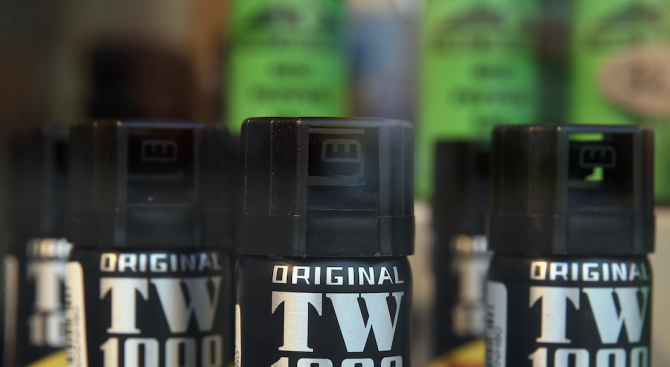 Мъж напръска с лютив спрей две контрольорки в столичния градски