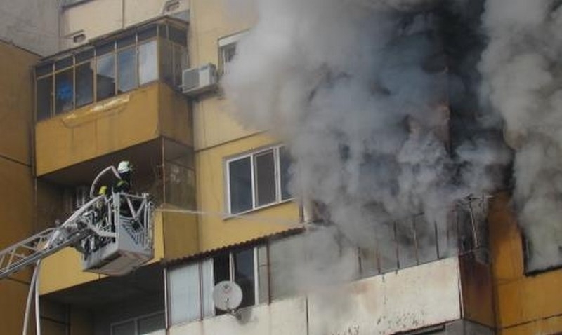 Късо съединение предизвика пожар в апартамент в Лом съобщиха от