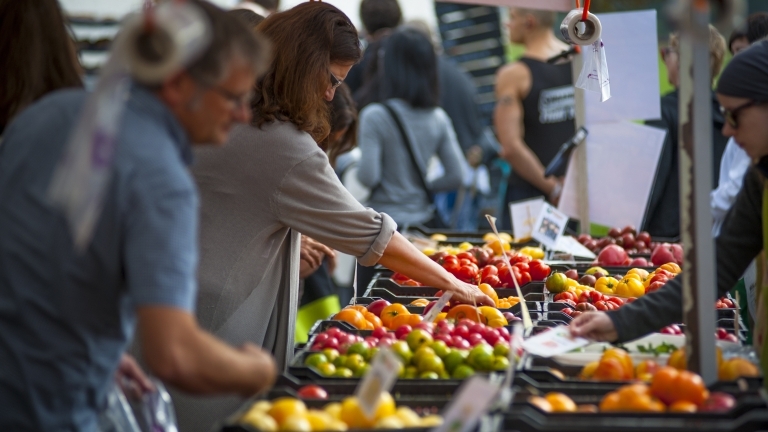 Потребителят трябва да бъде защитен по добре от търговците защото