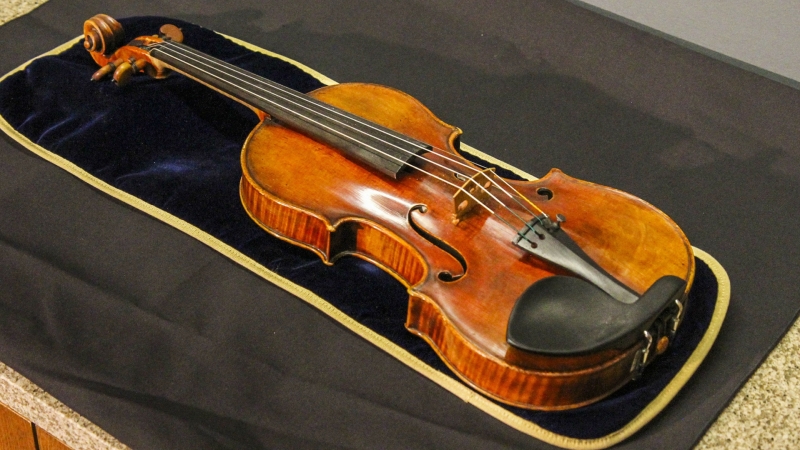 Служител на пловдивското летище Крумово потрошил цигулката на едни от