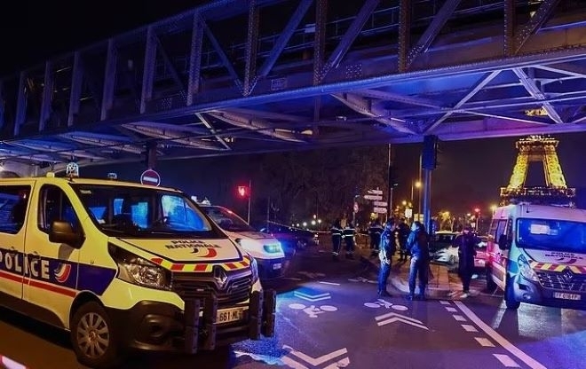 Радикален ислямист атакува минувачи в Париж, има загинал и ранени