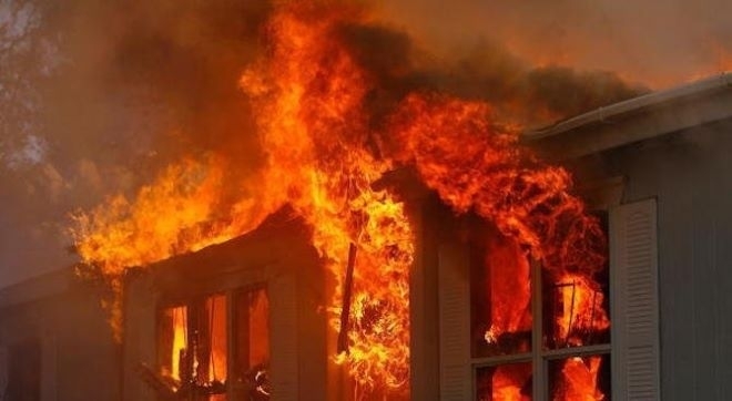 Строяща се къща горя като факла в Монтанско съобщиха от