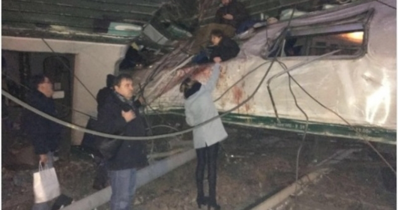 Най малко двама души загинаха а десетки са ранени след като