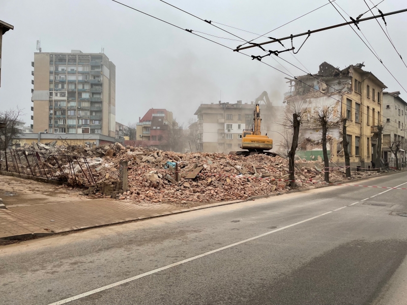 Тежки машини окончателно бутнаха сградите на бившата печатница във Враца,