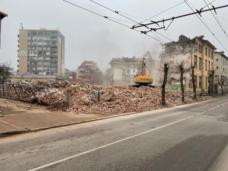 Тежки машини окончателно бутнаха сградите на бившата печатница във Враца