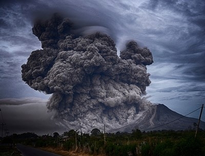 Вулканът Сопутан на индонезийския остров Сулавеси, изригна днес, изпращайки във