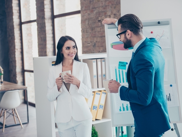 Да накараш мъж да те забележи може да е едно