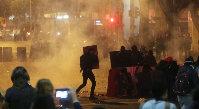 Седем полицаи бяха ранени от протестиращи които се опитаха да