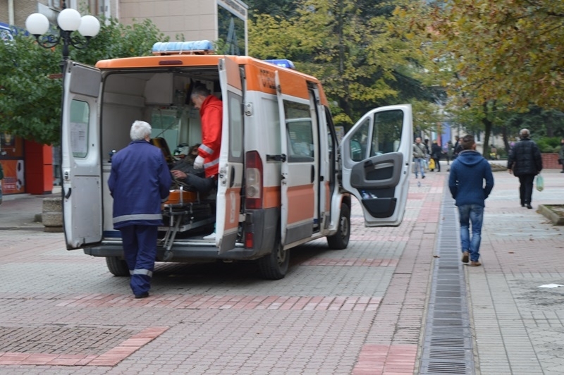 Паника във Враца! Дете припадна в центъра на града